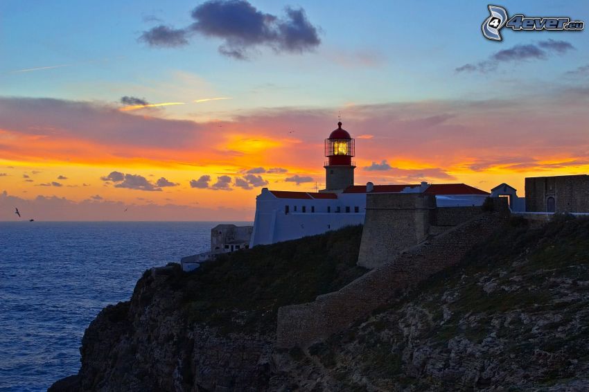 világítótorony a sziklaszirten, Portugália, napnyugta, kilátás a tengerre