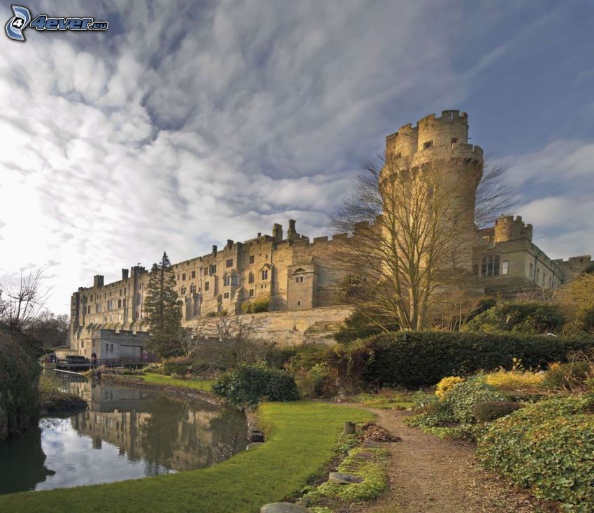 Warwick Castle, felhők, folyó, járda