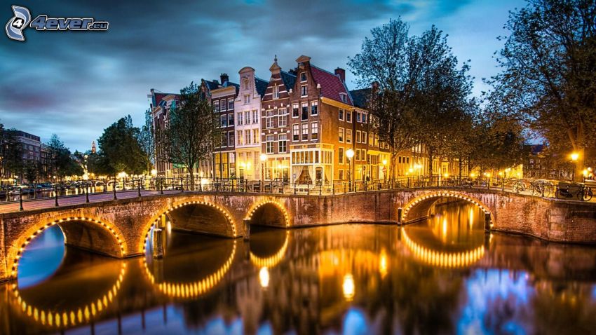 Amsterdam, csatorna, kivilágított híd