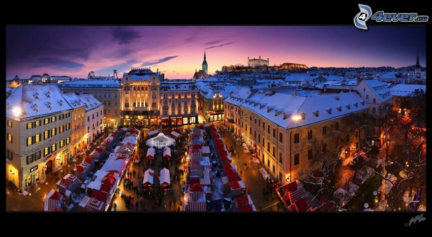 Bratislava, karácsonyi vásár, főtér, esti város, napnyugta után