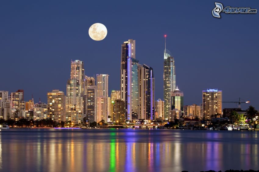 Gold Coast, felhőkarcolók, Hold, este