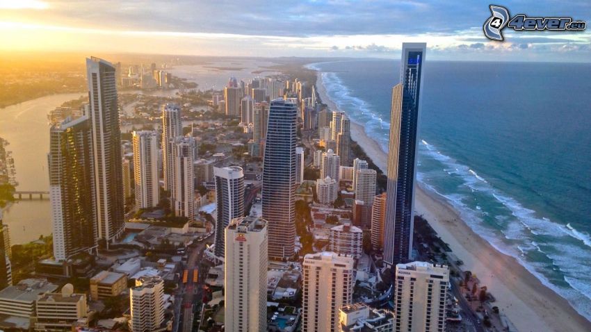 Gold Coast, felhőkarcolók, homokos tengerpart, napnyugta után, nyílt tenger