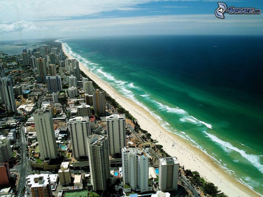 Gold Coast, felhőkarcolók, homokos tengerpart, nyílt tenger