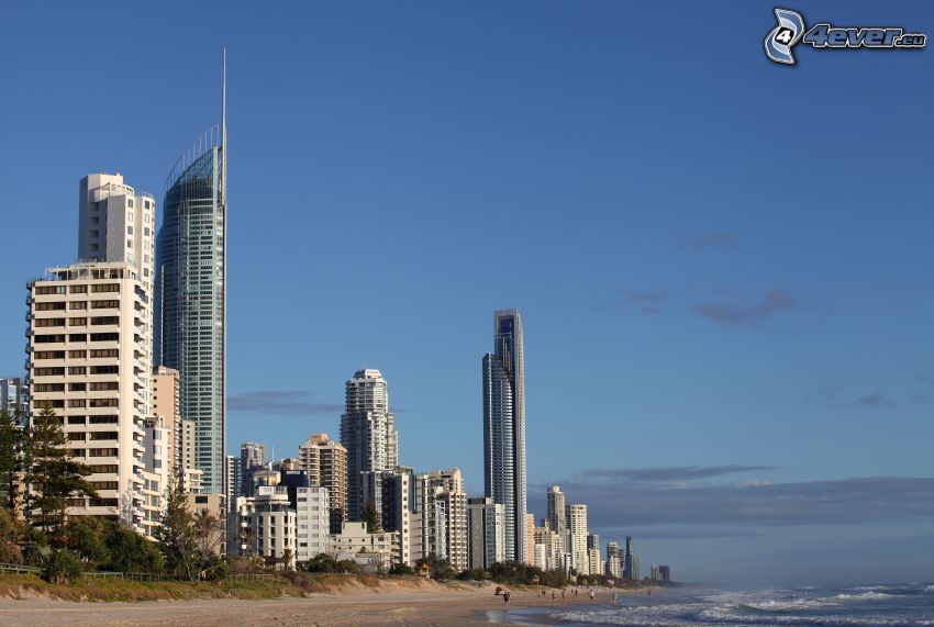 Gold Coast, felhőkarcolók, homokos tengerpart, tenger
