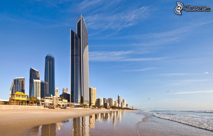 Gold Coast, felhőkarcolók, homokos tengerpart, tenger