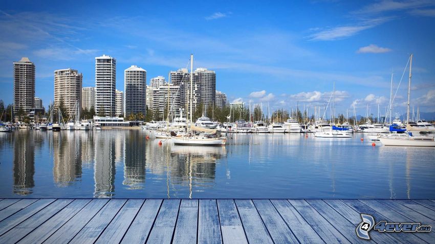 Gold Coast, felhőkarcolók, kikötő, hajók, móló