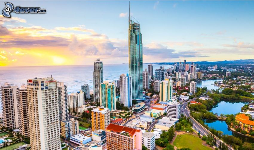 Gold Coast, felhőkarcolók, naplemente a tengeren