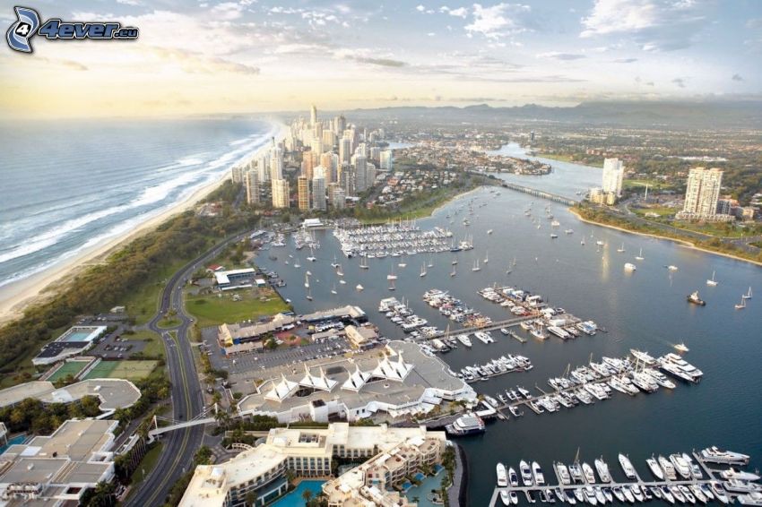 Gold Coast, felhőkarcolók, tenger, kikötő