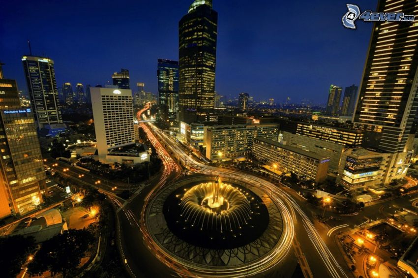 Jakarta, éjszakai város, felhőkarcolók, körforgalom éjszaka