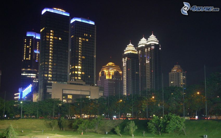 Jakarta, éjszakai város, felhőkarcolók, park