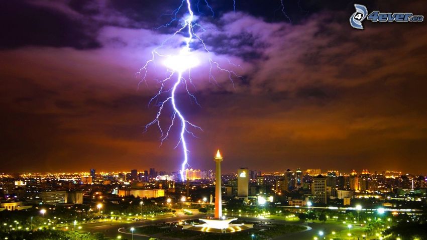 Jakarta, éjszakai város, villám, vihar