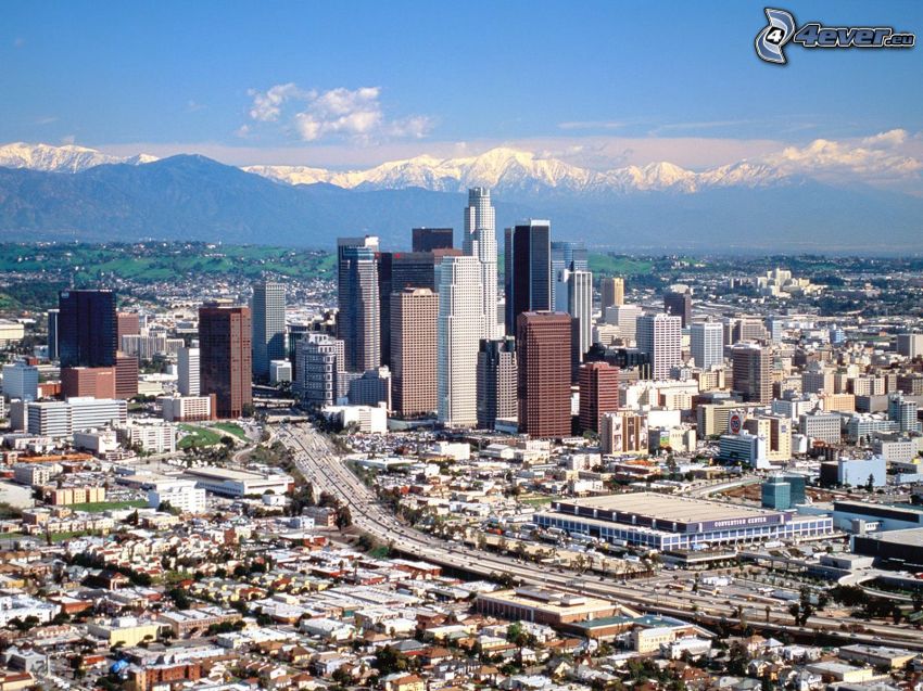 Los Angeles belvárosa, felhőkarcolók, országút, hegyek