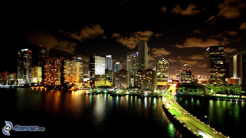 Miami, éjszakai város, felhőkarcolók, híd