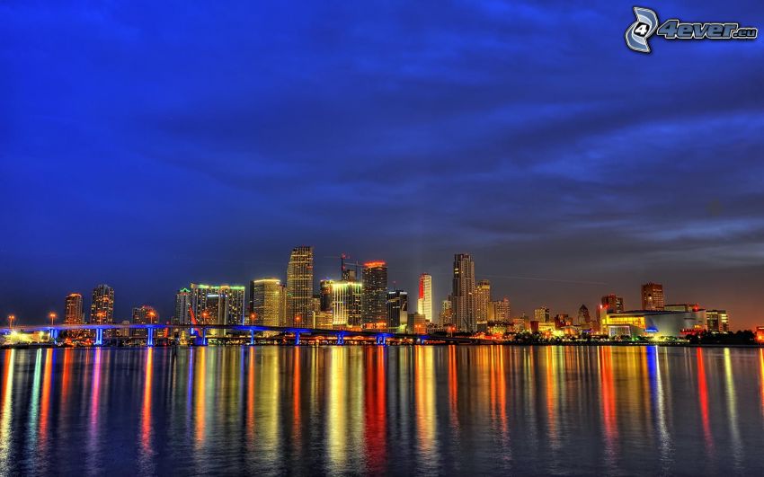 Miami, éjszakai város, felhőkarcolók, tenger, visszatükröződés
