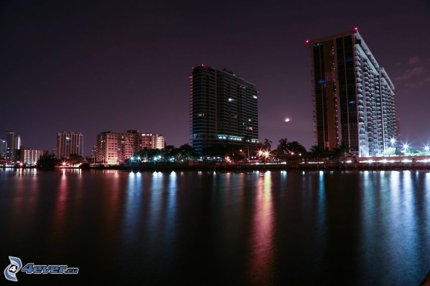 Miami, éjszakai város, felhőkarcolók, tenger