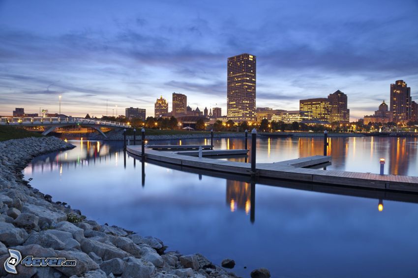 Milwaukee, felhőkarcolók, esti város, kikötő, móló