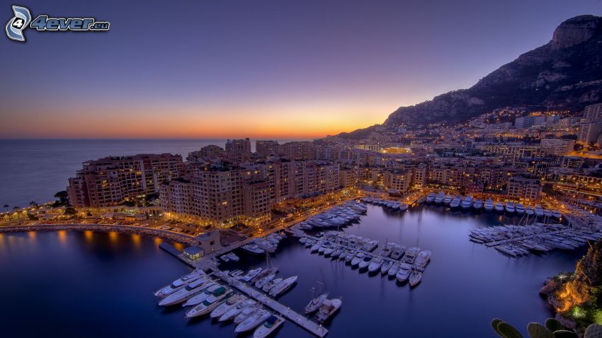 Monaco, tenger, felhőkarcolók, jachtkikötő