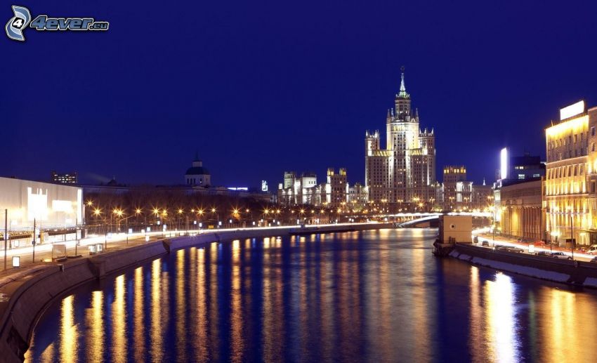 Moszkva, éjszakai város, folyó, kivilágítás