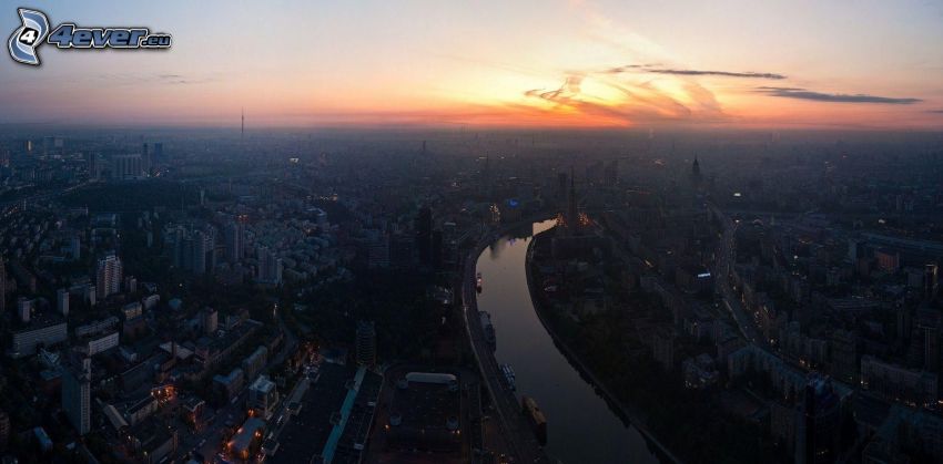 Moszkva, esti város, kilátás a városra, napnyugta után