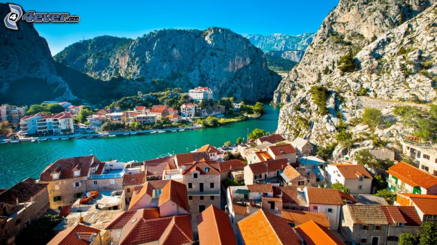 Omiš, Horvátország, tengerparti város, házak, sziklák