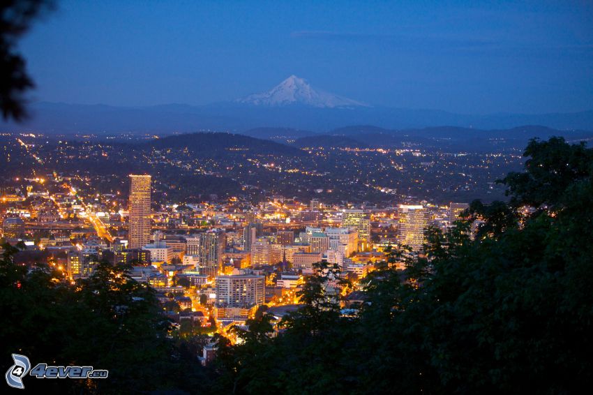 Portland, éjszakai város, havas hegység