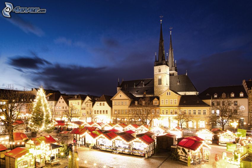 Saalfeld, karácsonyi vásár, templom, téli éjszaka a főtéren