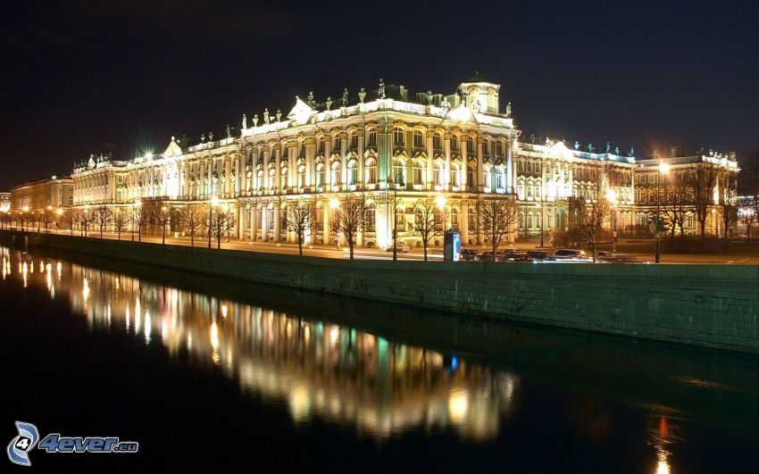 Szentpétervár, kivilágított épület, folyó, este