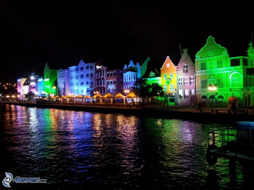 színes házak, éjszakai város, Curaçao