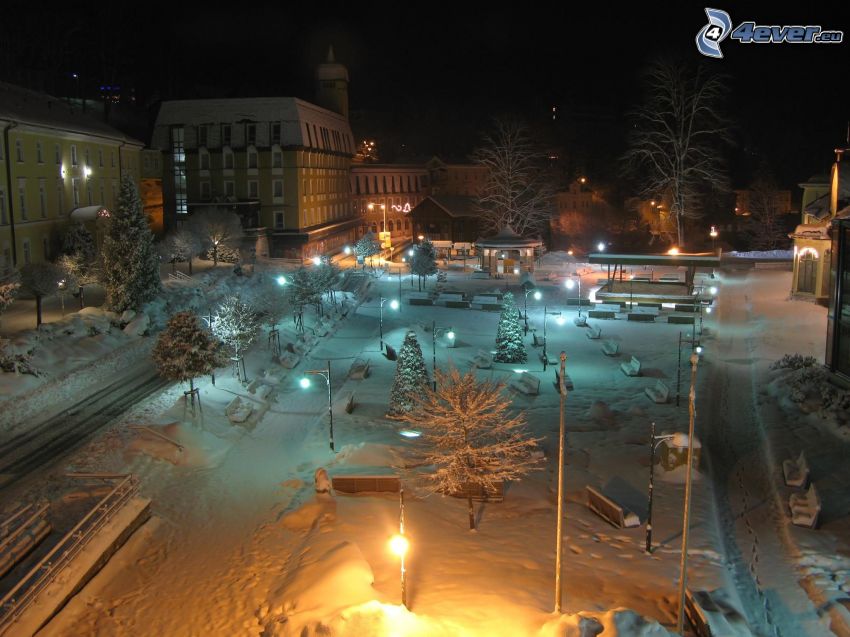 téli éjszaka a főtéren, hó, Janské Lázne