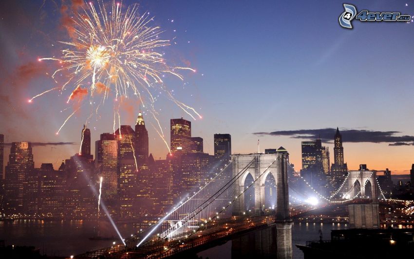 tűzijáték a város felett, Brooklyn Bridge, New York, kivilágított híd