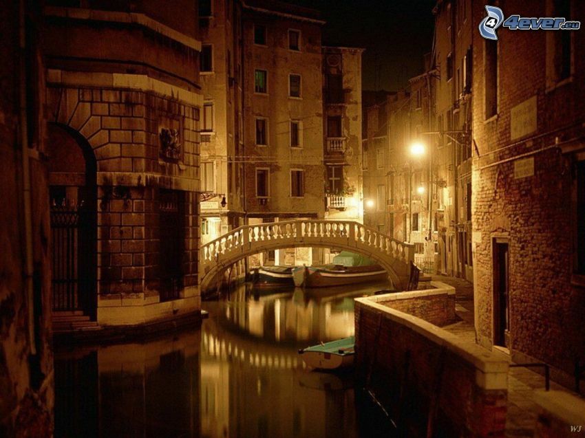 Velence, éjszakai város, híd, víz