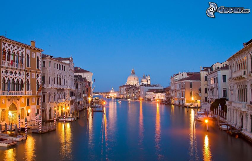 Velence, esti város, házak, közvilágítás