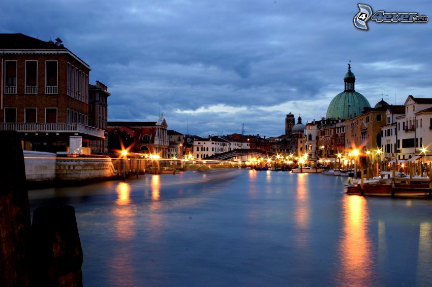 Velence, esti város, kivilágítás, folyó, házak