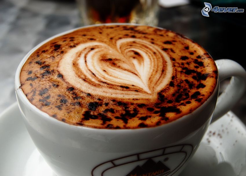 csésze kávé, szivecske, latte art