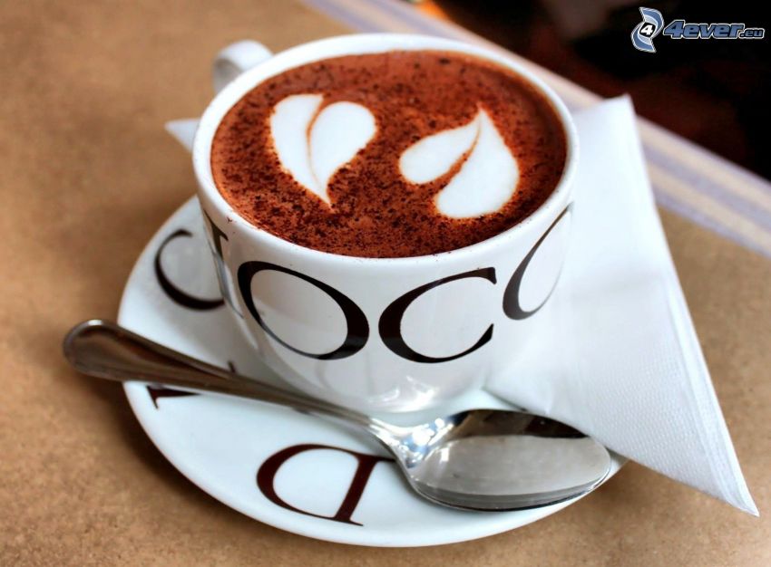 csésze kávé, szivecskék, latte art