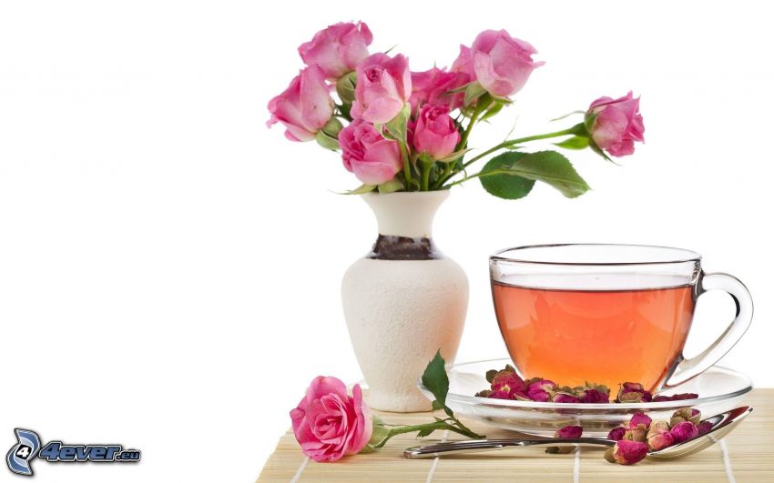 egy csésze tea, rózsaszín rózsák