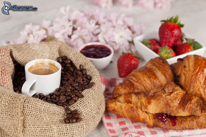 reggeli, croissant, csésze kávé, kávészemek, eprek