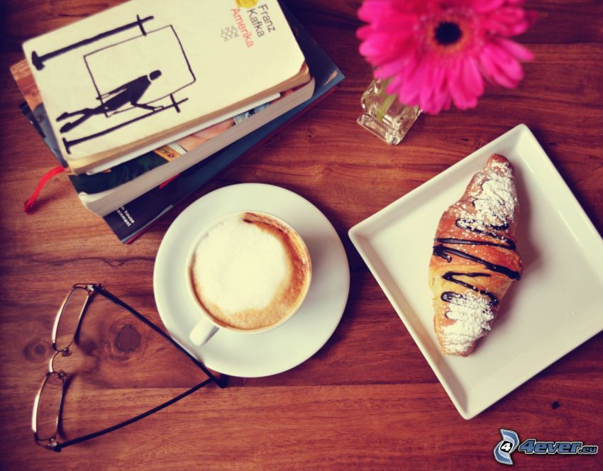 reggeli, croissant, kávé, szemüveg, könyvek, lila virág