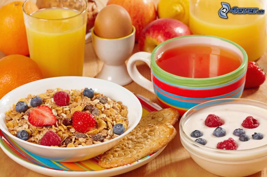 reggeli, müzli, tea, joghurt, narancsdzsúsz, tojások, almák