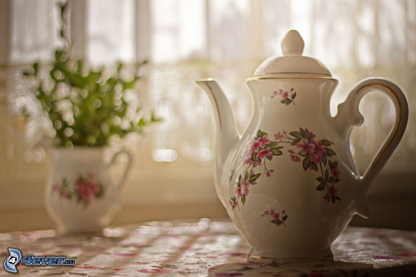 teáskanna, virágok vázában