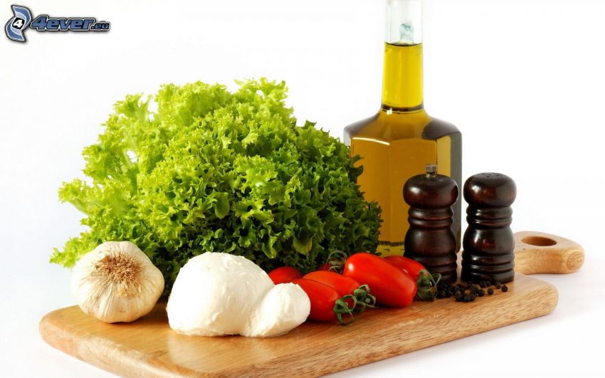 zöldség, saláta, fokhagyma, paradicsomok, fűszerek, olaj, sajt, vágódeszka
