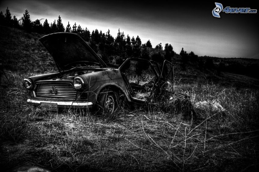 régi szétesett autó, mező, fekete-fehér kép