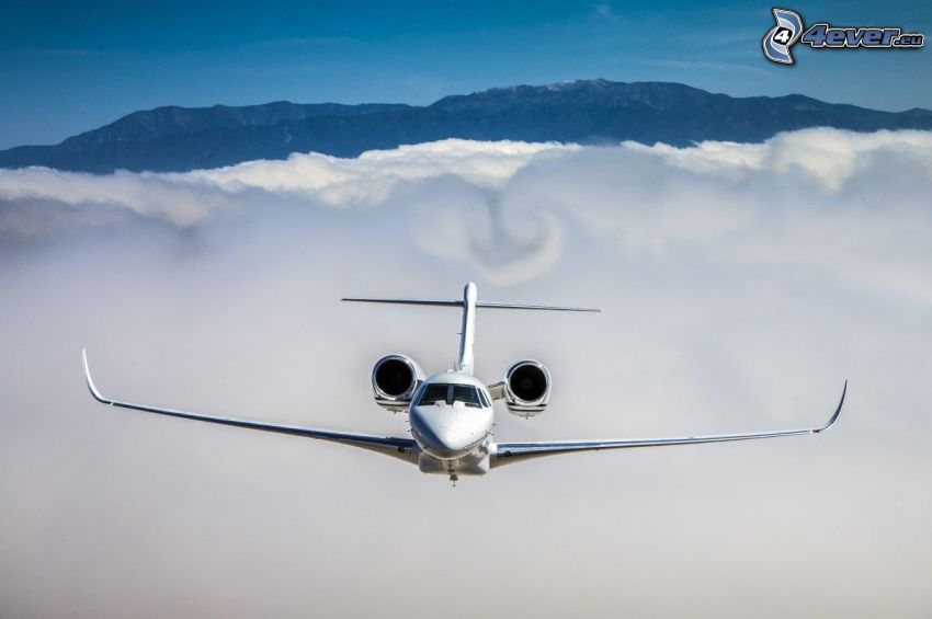 Citation X - Cessna, felhők felett, hegyvonulat