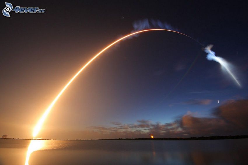 Atlas V, rakéta startolása, fény, éjszaka
