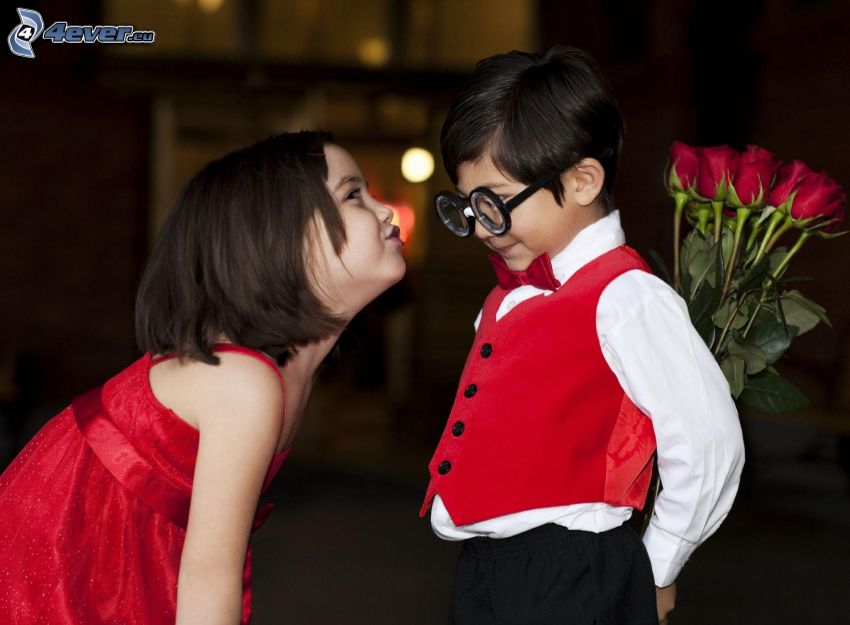 gyerekek, röpke csók, vörös rózsa, szemüveg
