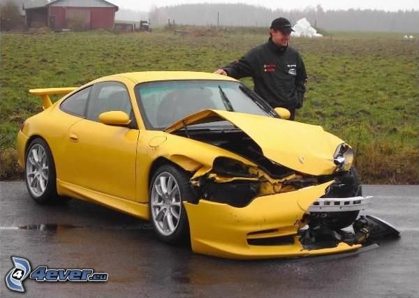 Porsche 911, összetörött autó, baleset