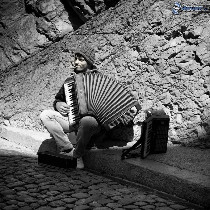 játék harmonikán, fekete-fehér kép
