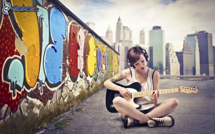 lány gitárral, lány fühallgatóval, graffiti, New York