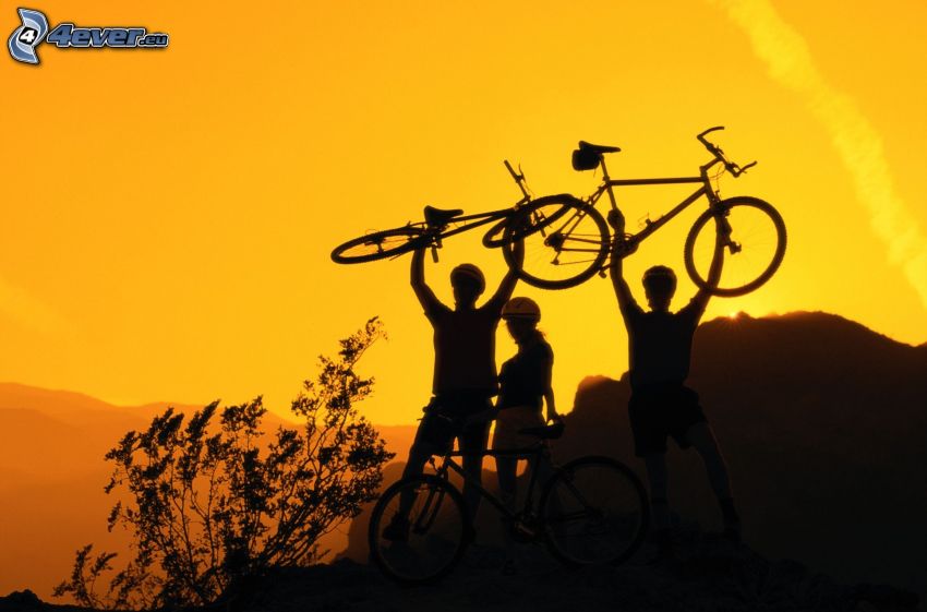 Bikelift, kerékpárosok, hegyek, sárga égbolt