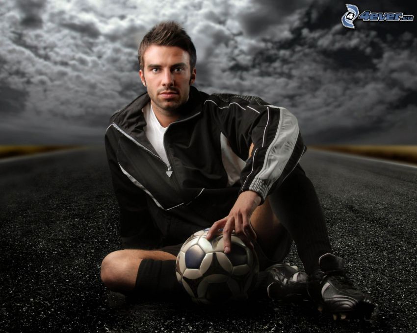 labdarúgó, sötét égbolt